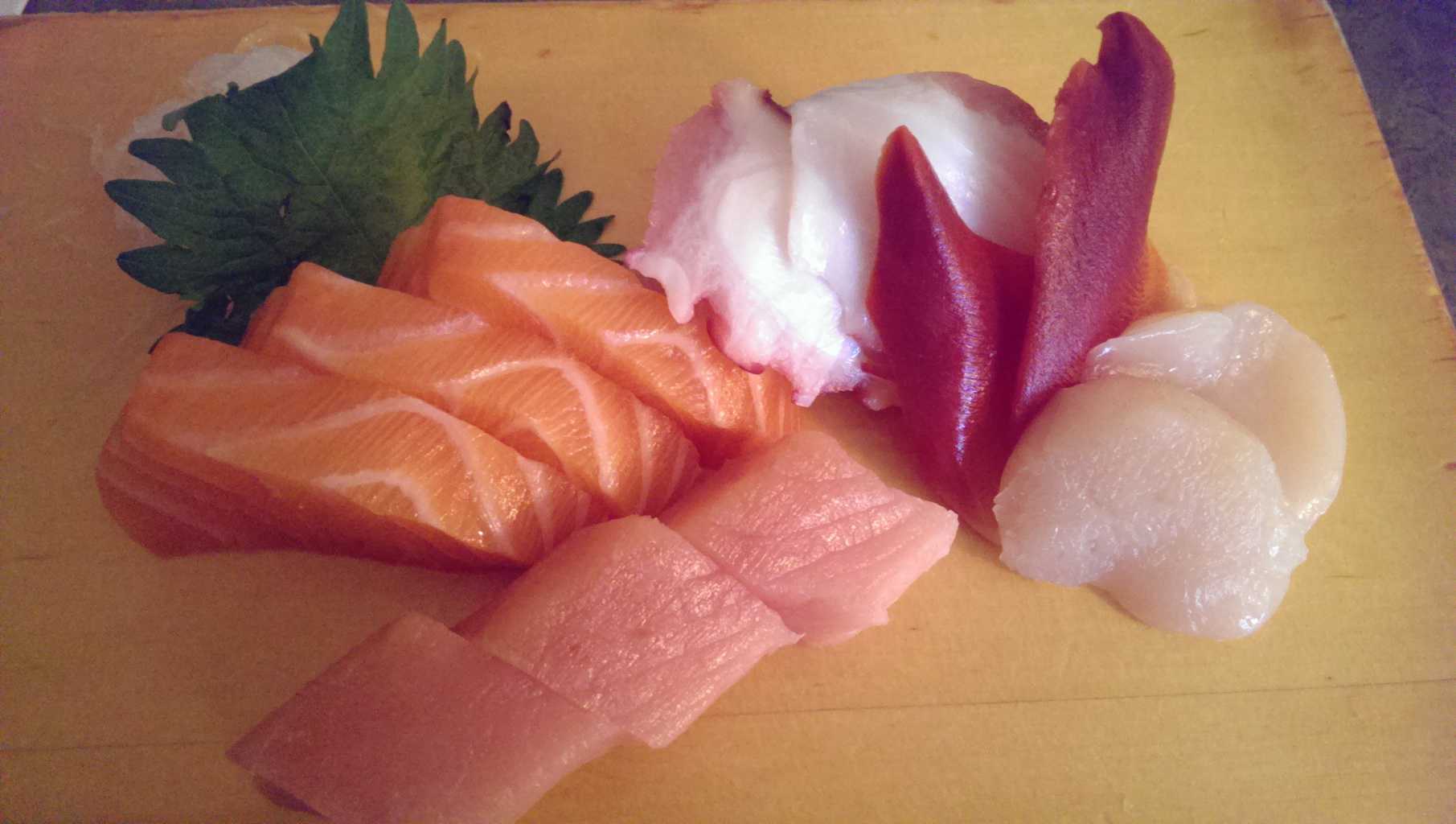 Assorted sashimi (!4 pcs)